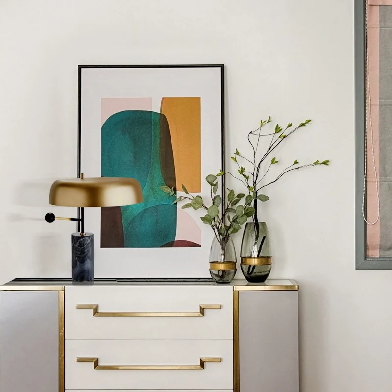 Stylische Tischlampe mit Marmorbasis und goldenen Akzent