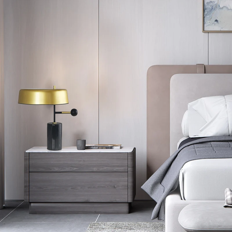 Stylische Tischlampe mit Marmorbasis und goldenen Akzent