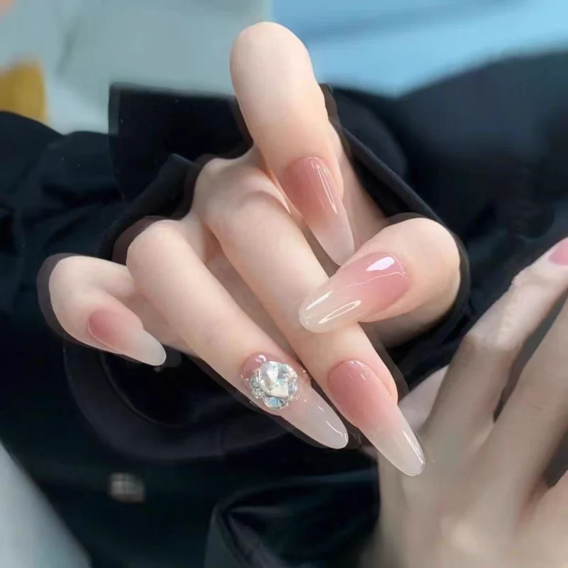 Stiletto Acrylnagelverlängerungen mit Strassakzenten