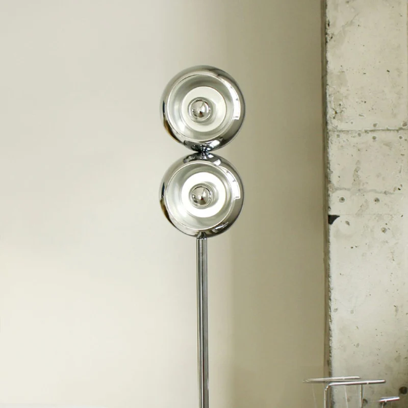 Stilvolle moderne Stehlampe mit Mehrfachlampendesign