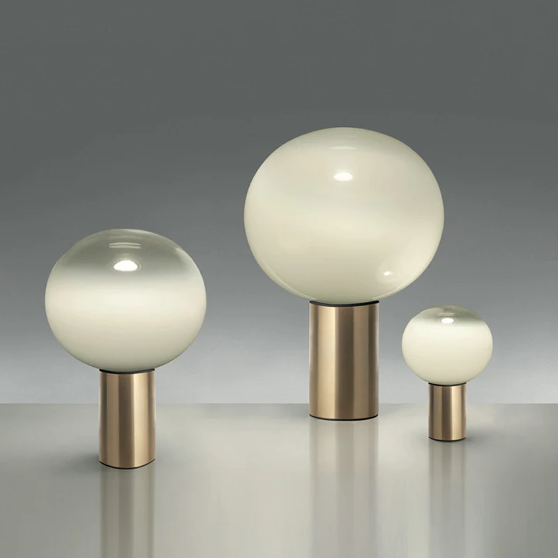 Moderne künstlerische Tischlampe mit schlankem Metallbasis und Globusschirm