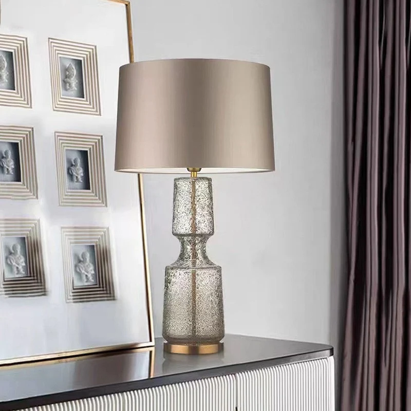 Stilvolle Glastischlampe mit elegantem schwarz Schirm