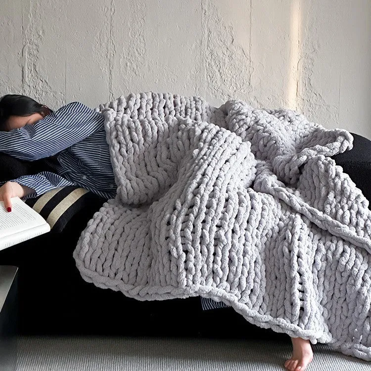 Überdimensionale Handgestrickte Grobstrick-Wohndecke aus Chenille