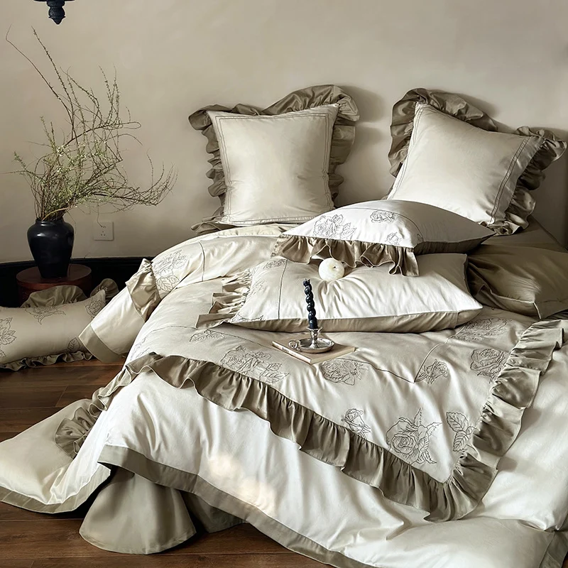 Rüschiges Bettwäsche-Set aus Baumwollsatin mit Rosenstickerei und Kontrastpaspel