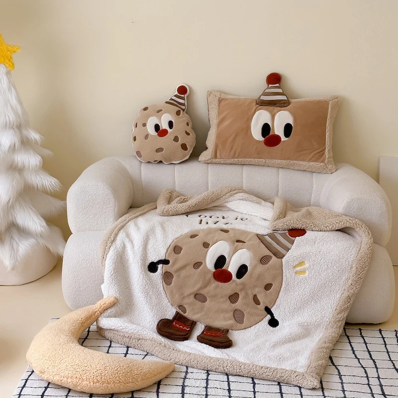 Kuschelige Weihnachts-Wohndecke mit appliziertem Tannenbaummotiv und Sherpa-Futter