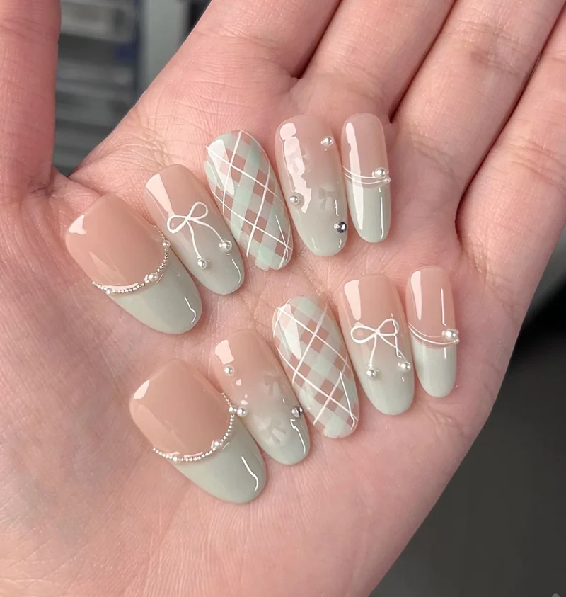 Verspielte tierische Press-On Nagelkunst