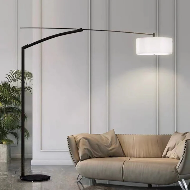 Moderne gewölbte Stehlampe mit verstellbarem Schirm