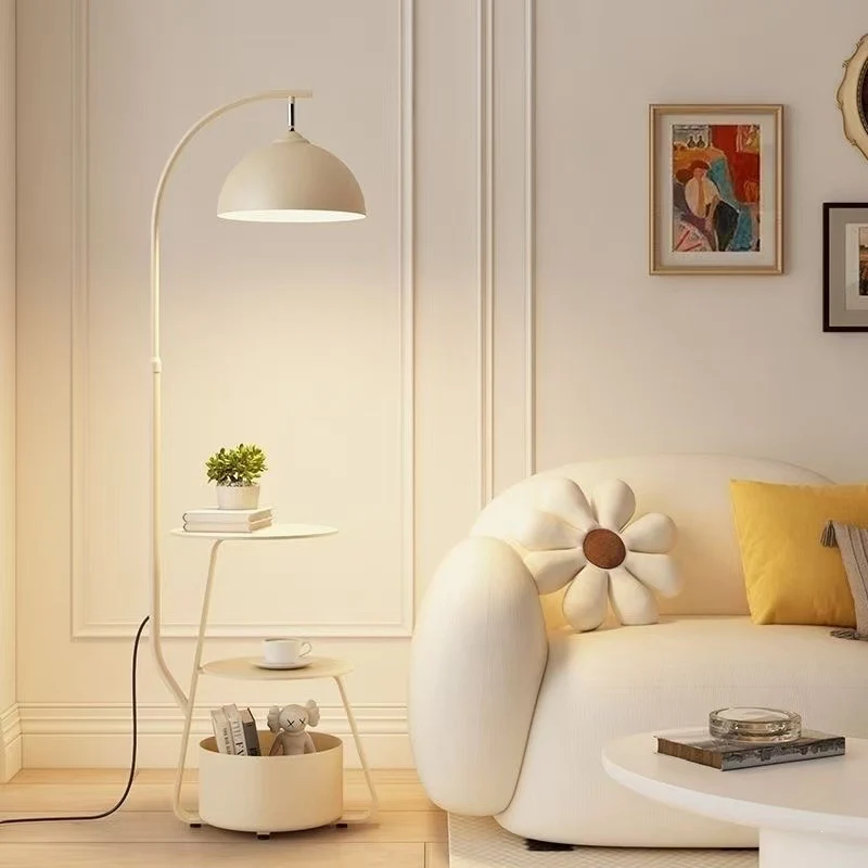 Moderne Bogen Stehlampe mit integriertem Beistelltisch
