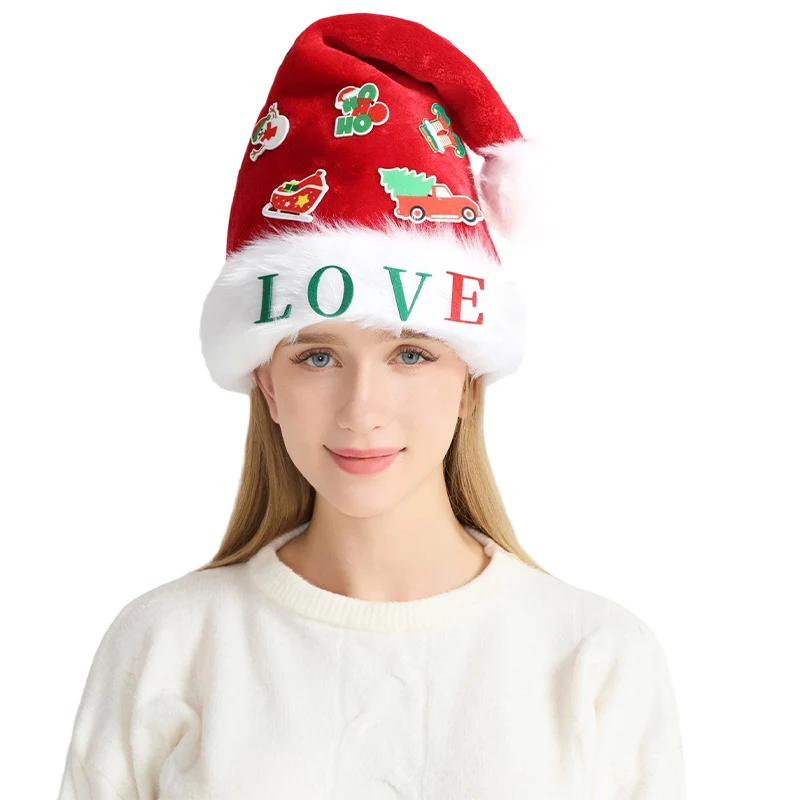 Weihnachtsmütze mit Lichtern und Applikationen