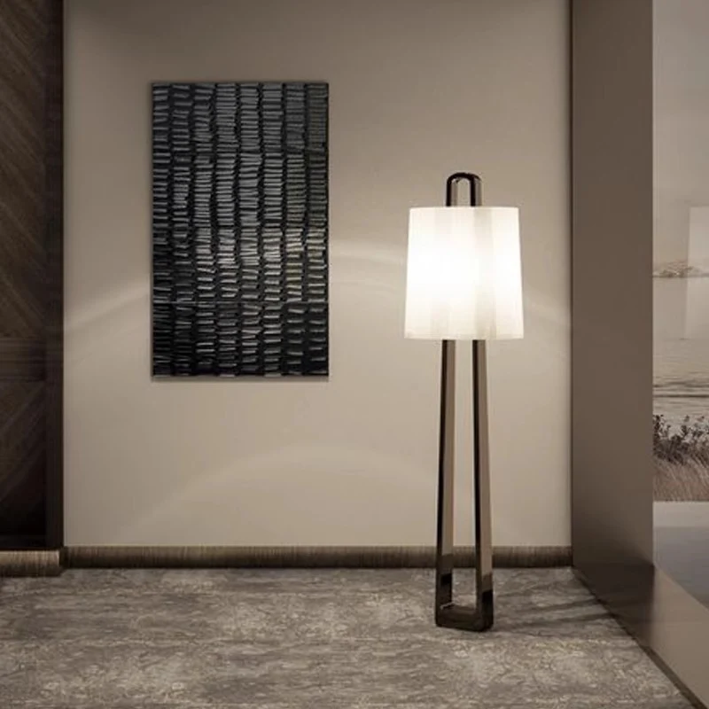 Moderne verstellbare Stehlampe mit einzigartigem geometrischem Sockel