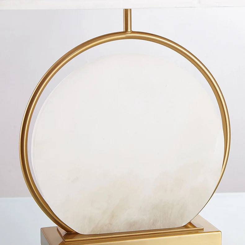 Moderne Tischlampe mit runder Basis und Stoffschirm