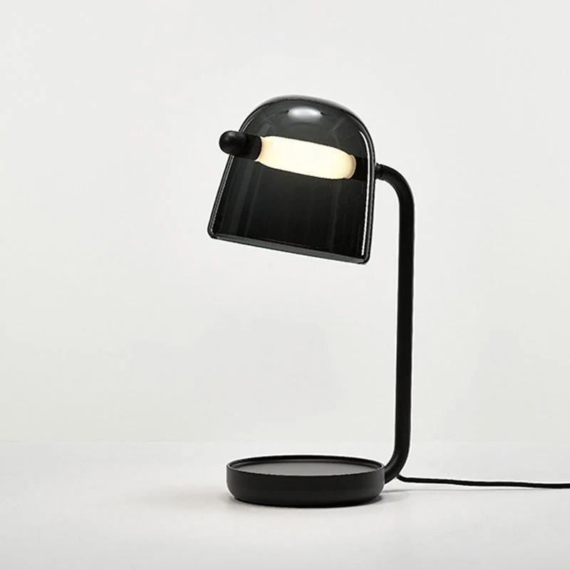 Moderne Tischlampe mit verstellbarem Schirm