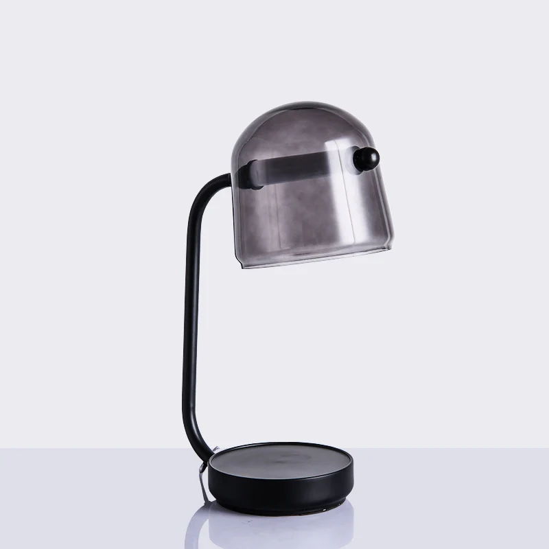 Moderne Tischlampe mit verstellbarem Schirm