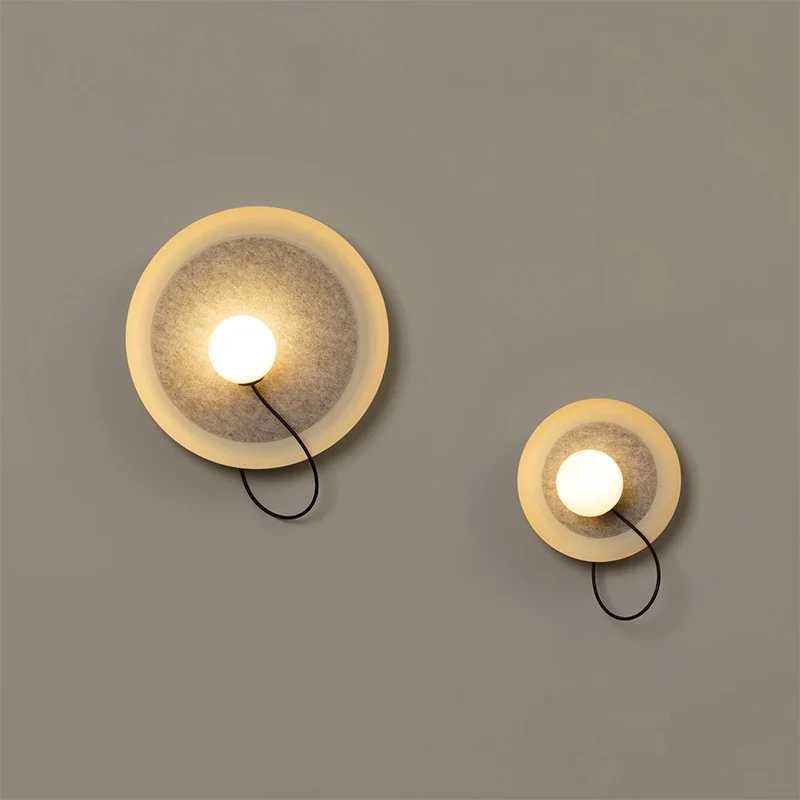 Moderne Wandlampe mit Stoffhintergrund und sanftem Licht