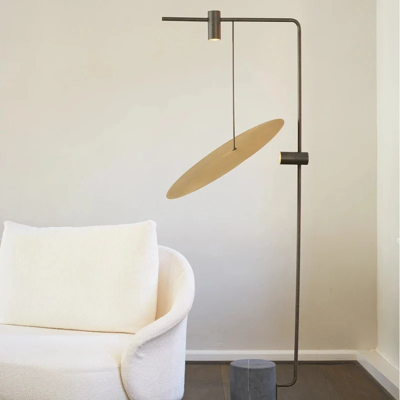 Moderne verstellbare Stehlampe mit Marmorbasis
