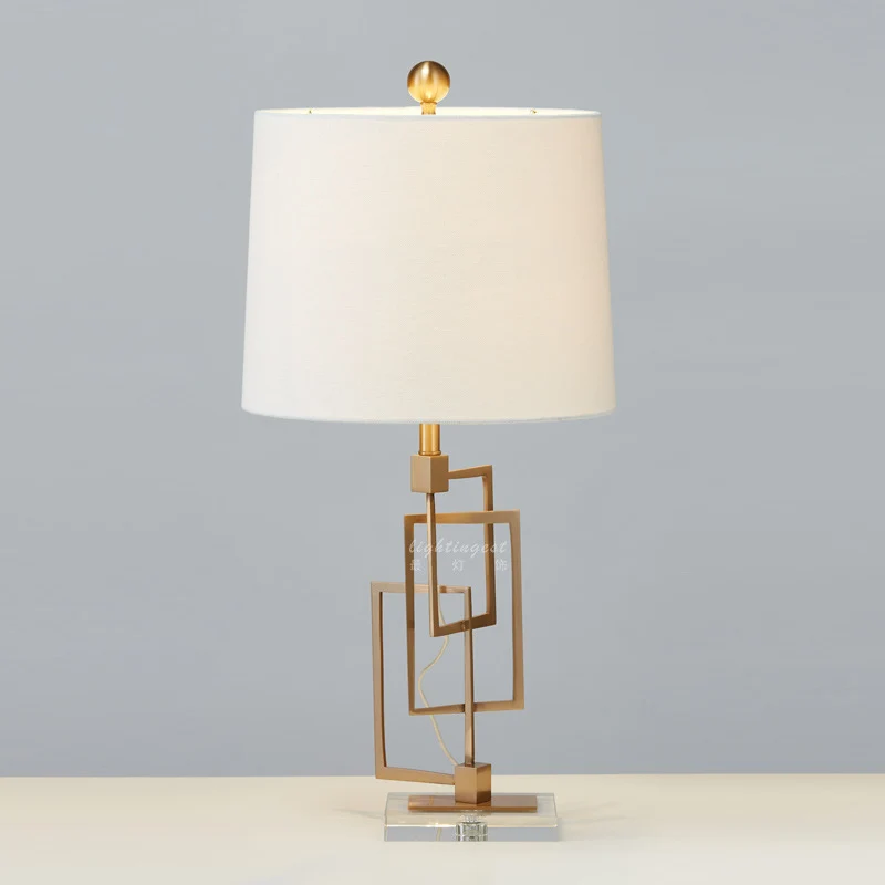 Geometrische Tischlampe mit luxuriösem Metallbasis