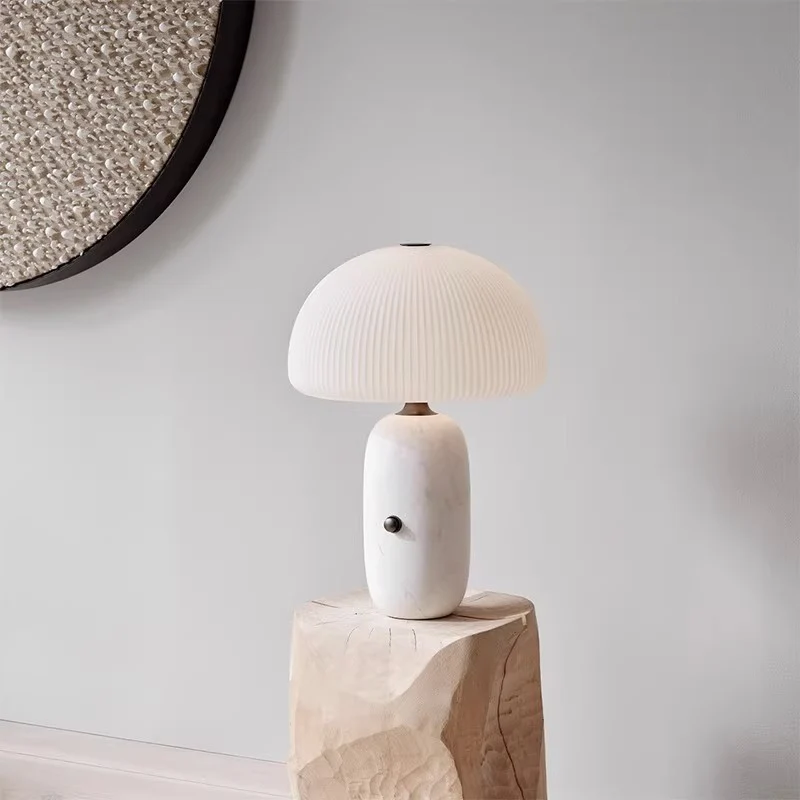 Moderne Skulptierte Tischlampe mit Faltenschirm