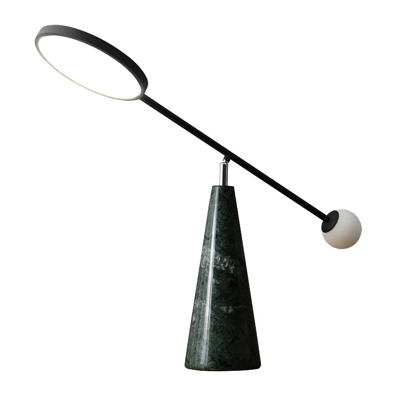 Moderne verstellbare Schreibtischlampe mit geometrischem Sockel