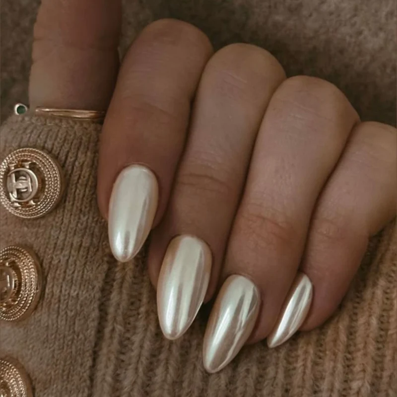 Glänzende Stiletto-Nagelverbesserungen