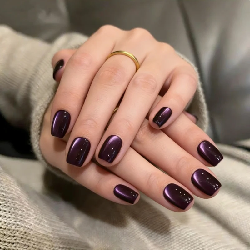 Glänzende quadratische Nagelverzierungen