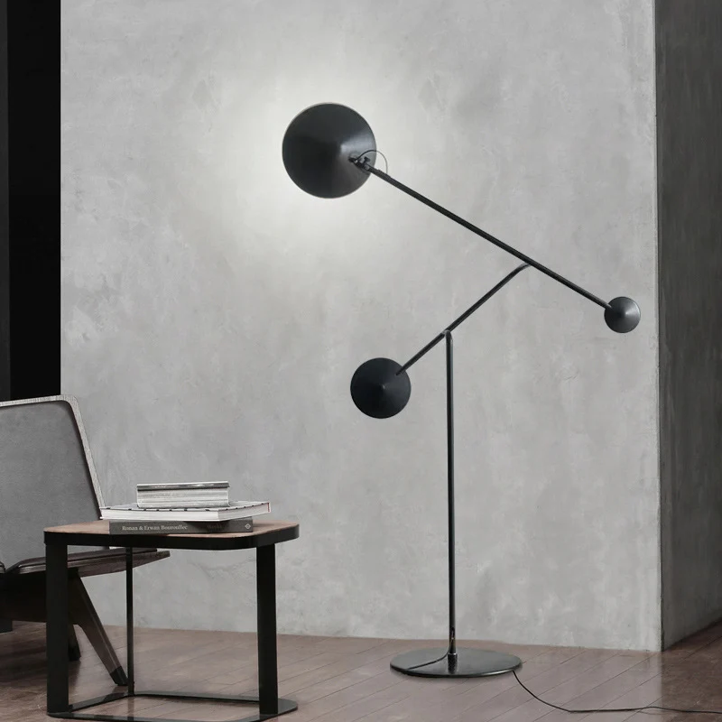 Moderne verstellbare Bogenstehlampe mit dualen Kugeln
