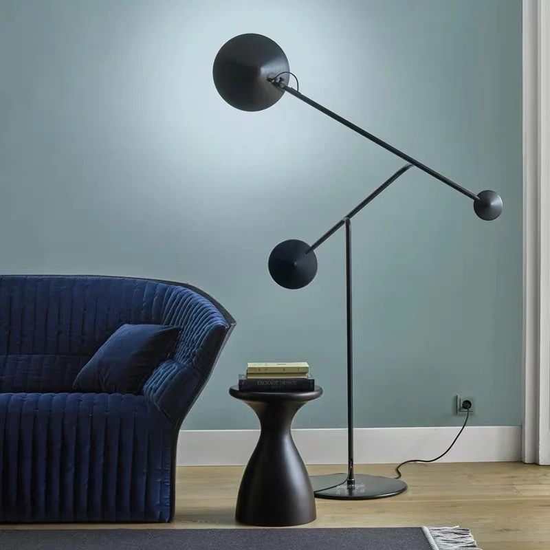 Moderne verstellbare Bogenstehlampe mit dualen Kugeln