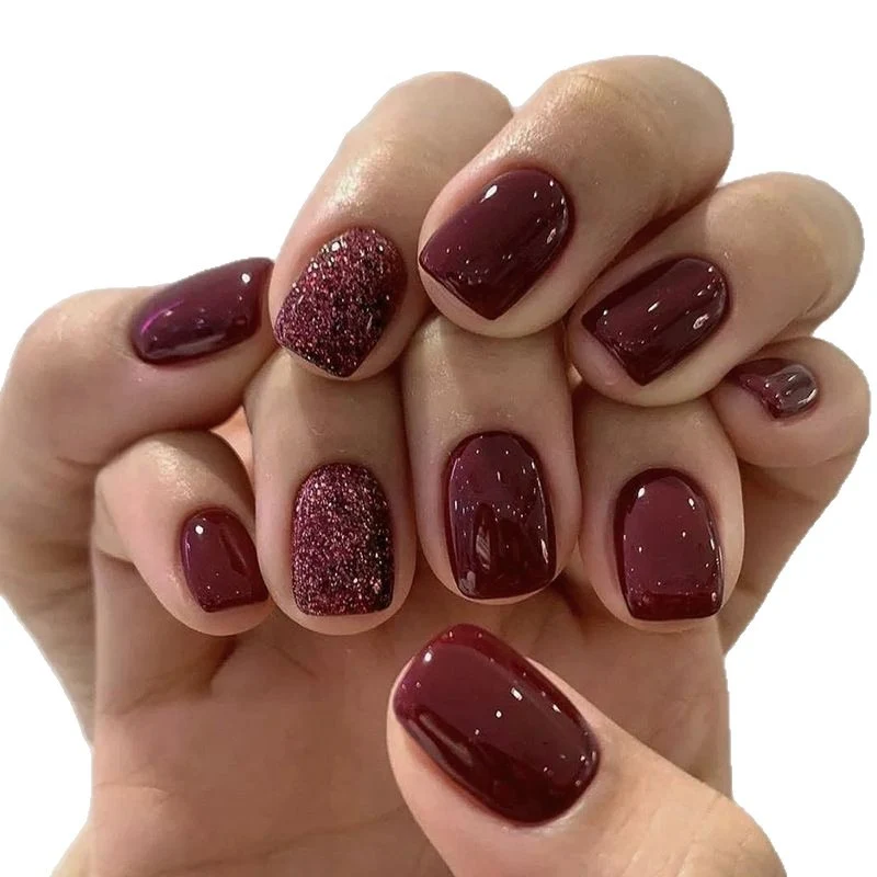 Glänzende Nagelkunstverzierungen