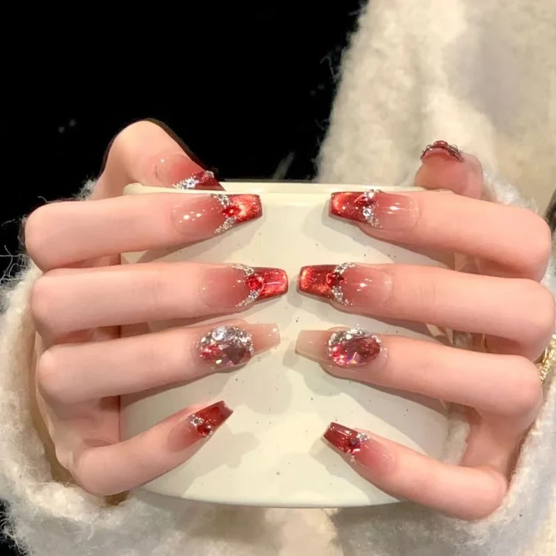 Glitzernde Stiletto Press-On Nagelverzierungen