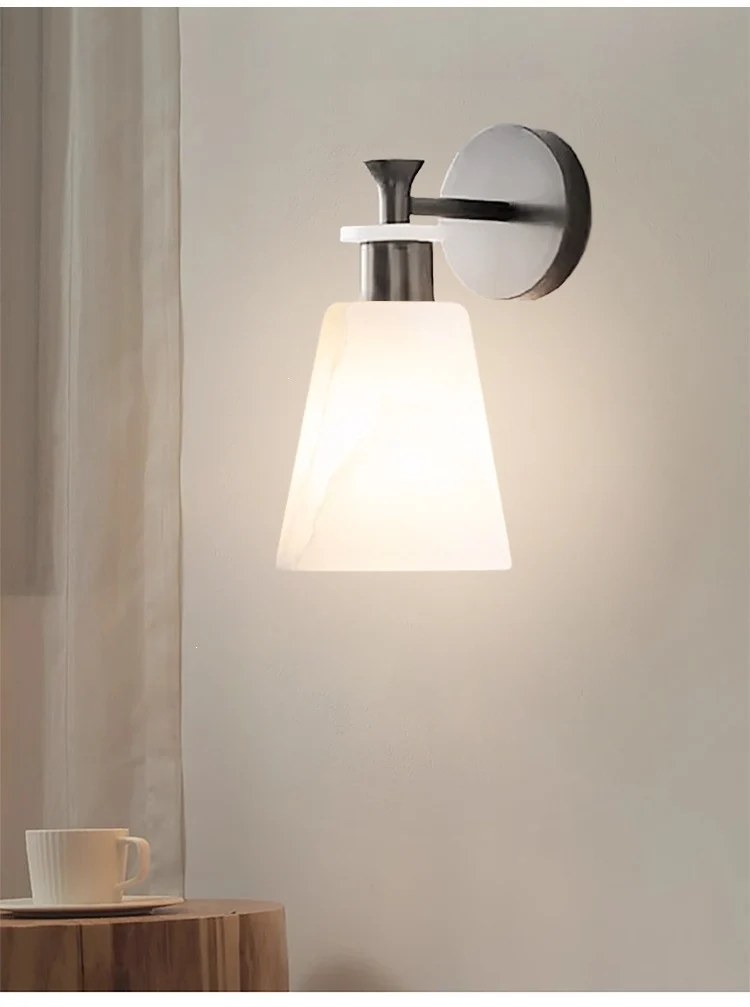 Elegante Wandleuchte mit gefrostetem Alabaster-Schirm