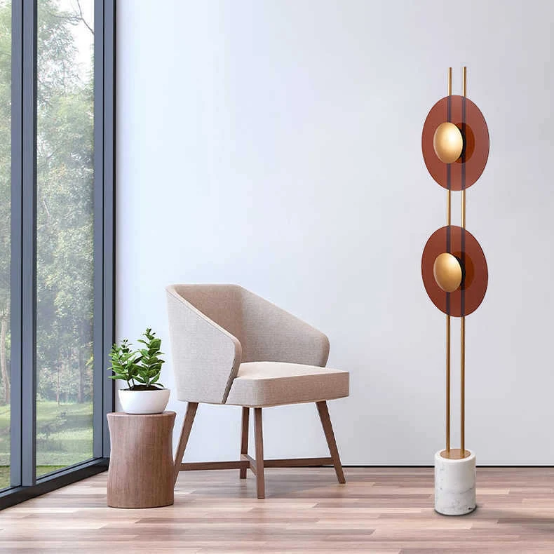 Skulptural Stehlampe mit Marmorbasis und runden Akzenten