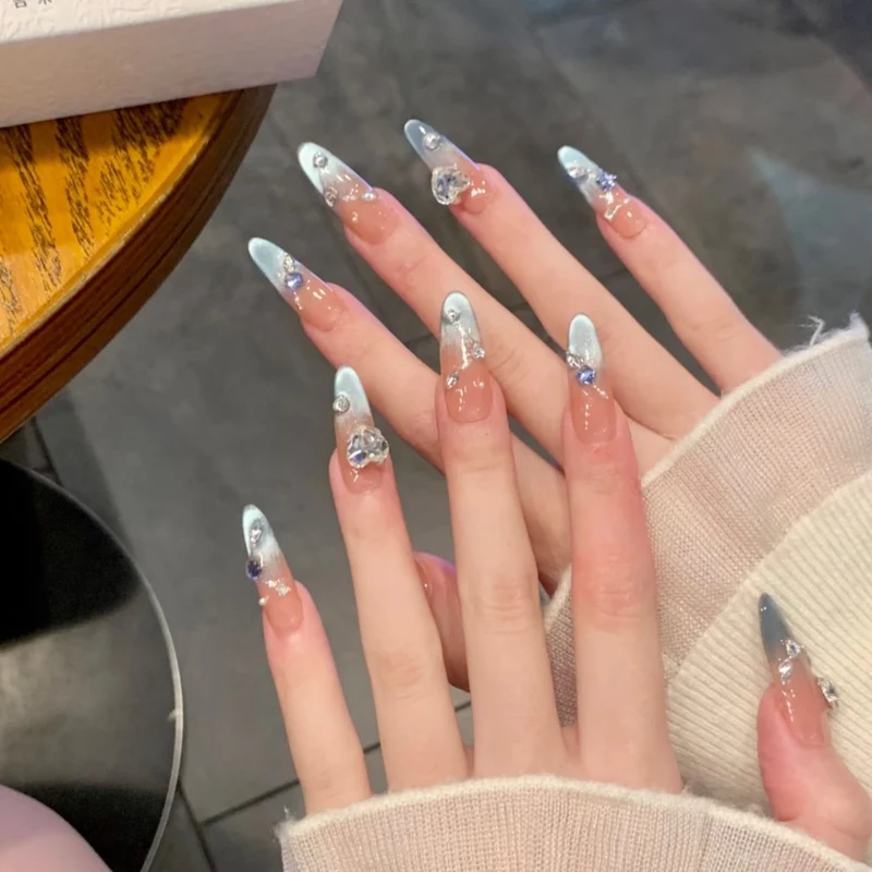 Glamouröse Strass-Stiletto-Nagelerweiterungen