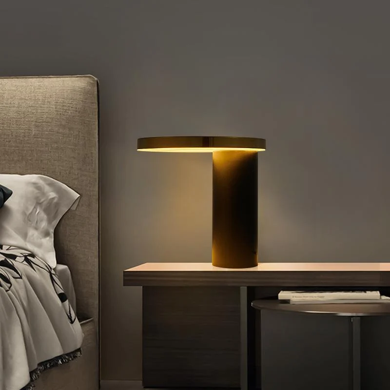 Minimalistische Tischlampe mit metallic Akzent