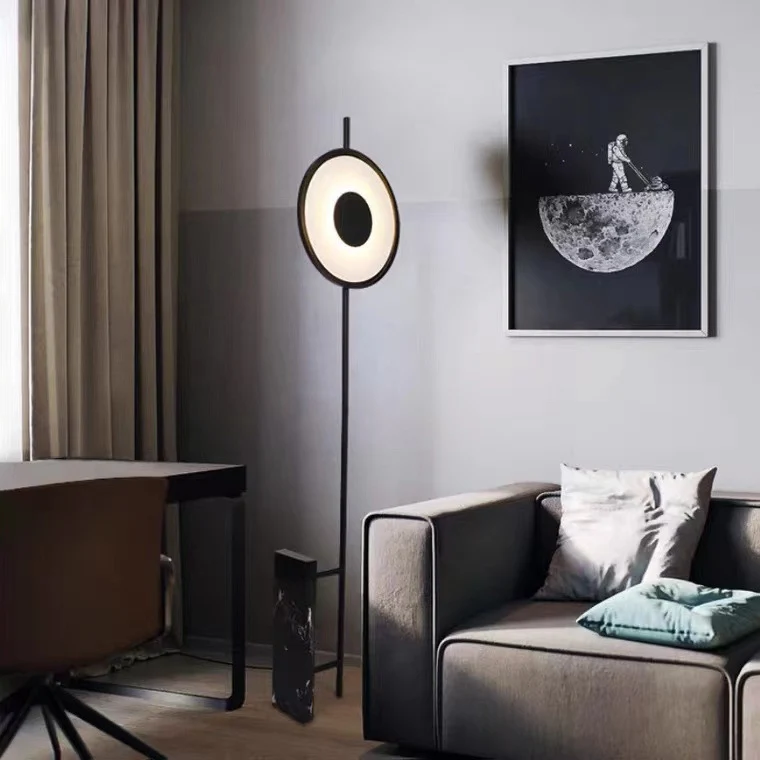 Minimalistische skulpturale Stehlampe mit Marmorsockel