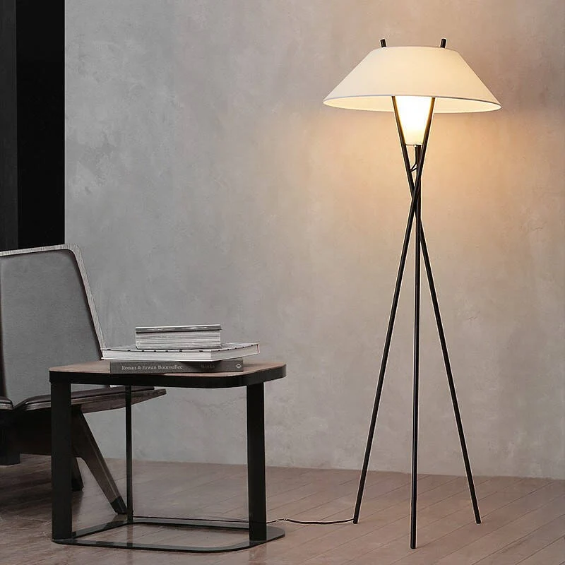 Moderner Minimalistischer Dreibein Stehlampe