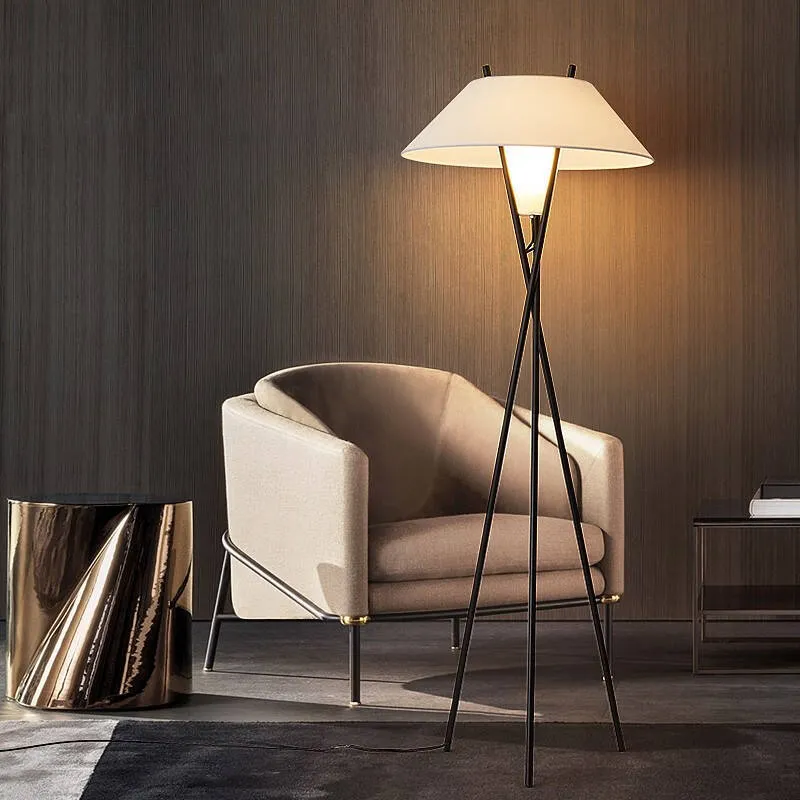 Moderner Minimalistischer Dreibein Stehlampe