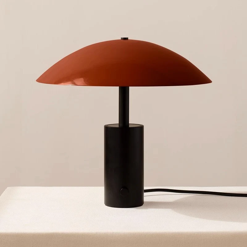 Moderne Minimalistische Tischlampe mit schlankem Design