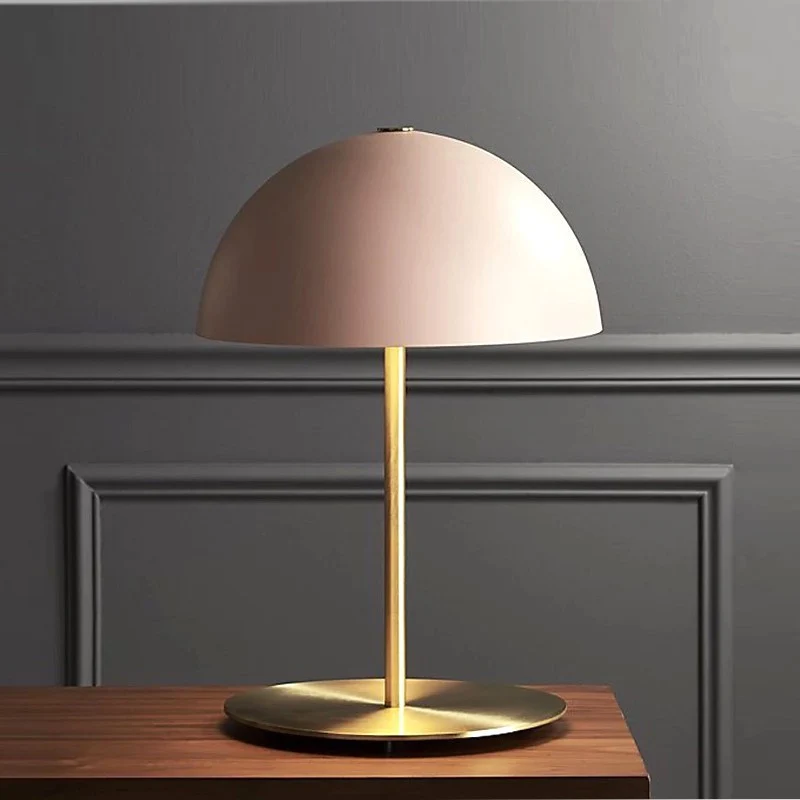 Moderne Minimalistische Tischlampe mit goldener Basis