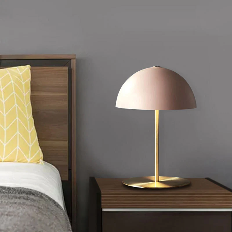 Moderne Minimalistische Tischlampe mit goldener Basis