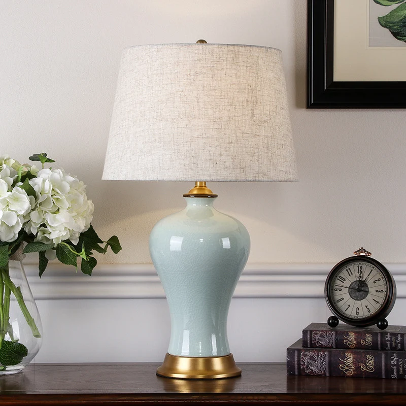 Elegante Keramik Tischlampe mit goldenen Akzenten