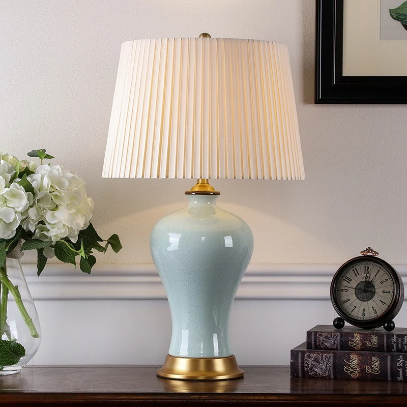 Elegante Keramik Tischlampe mit goldenen Akzenten