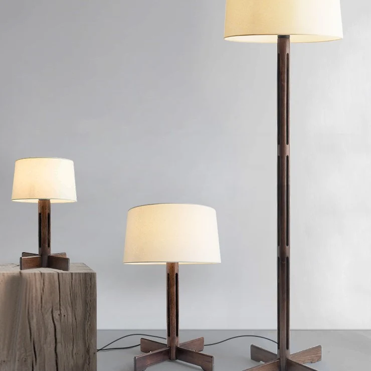 Elegante verstellbare Holzstehlampe