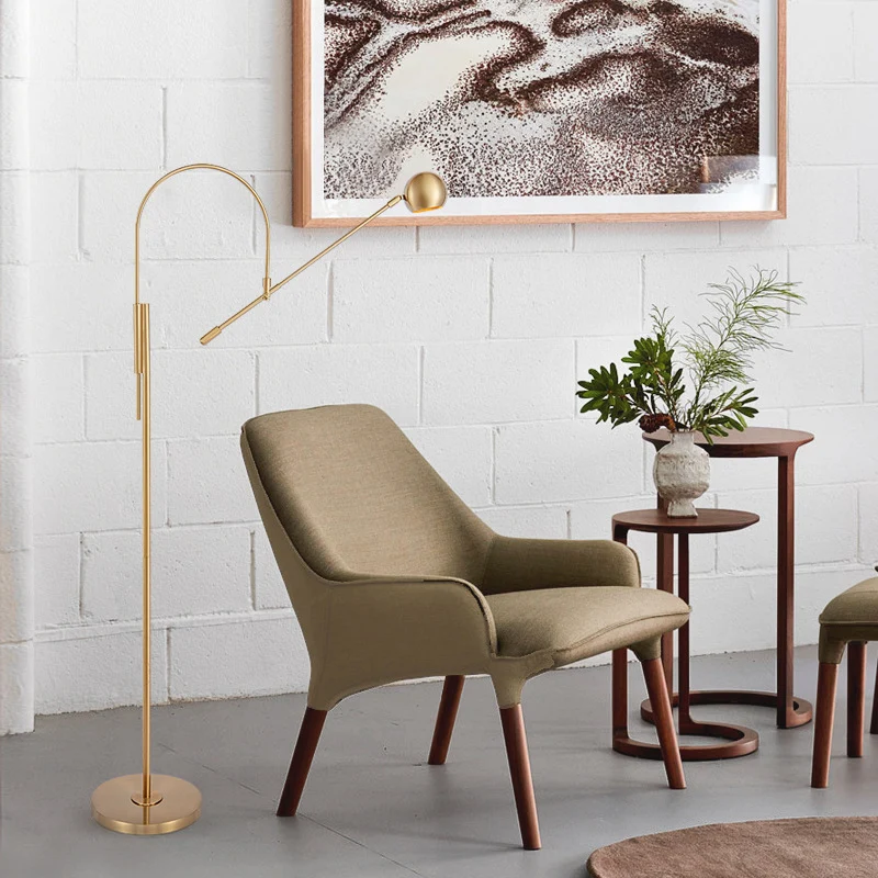 Minimalistische verstellbare Stehlampe mit goldener Oberflächenbehandlung