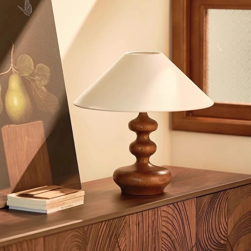 Elegante Tischlampe mit skulpturaler Basis
