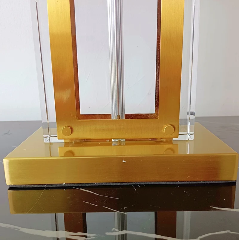 Elegante Tischlampe mit geometrischem Design