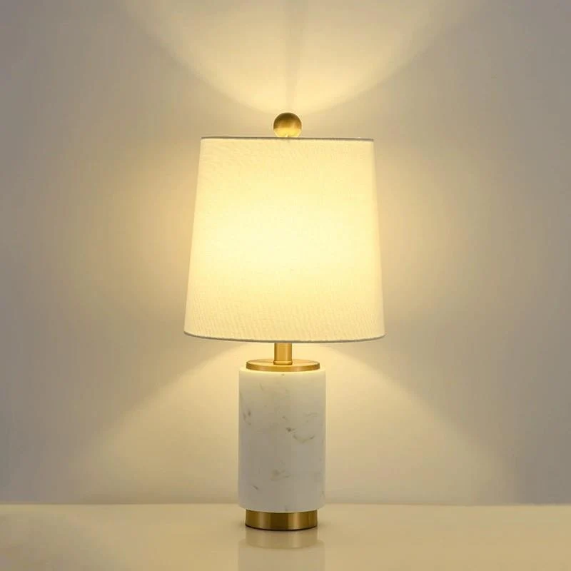 Marmortischlampe mit goldenen Akzenten