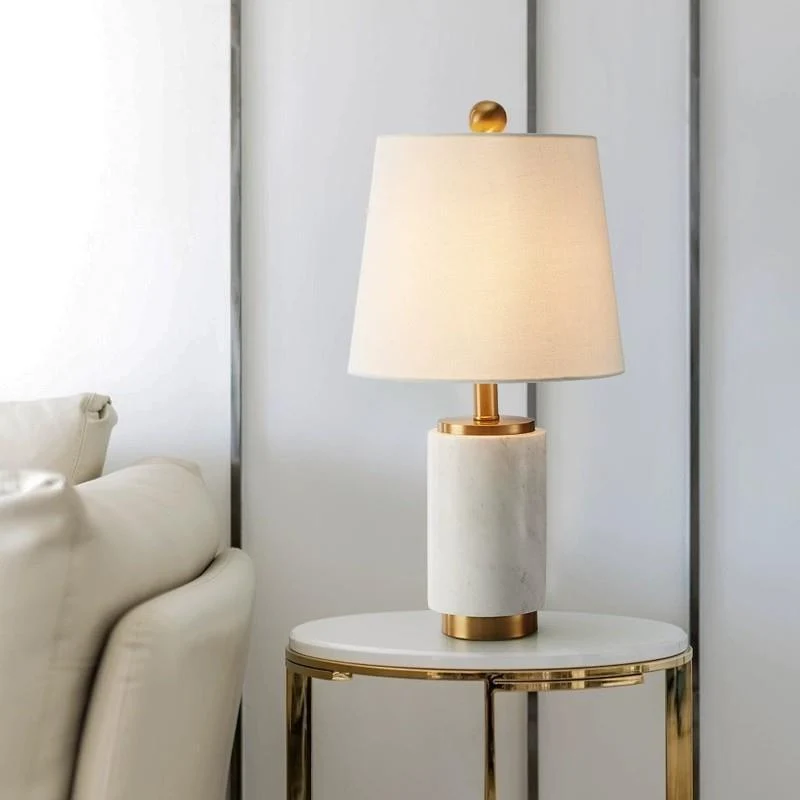 Marmortischlampe mit goldenen Akzenten