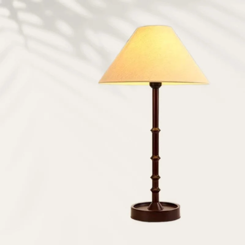 Elegante Tischlampe mit klassischem Schirmdesign