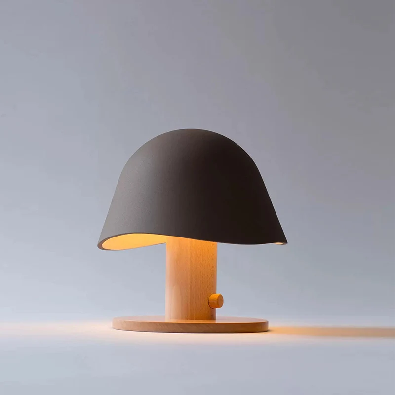 Moderne Tischlampe mit einzigartigem Schirmdesign