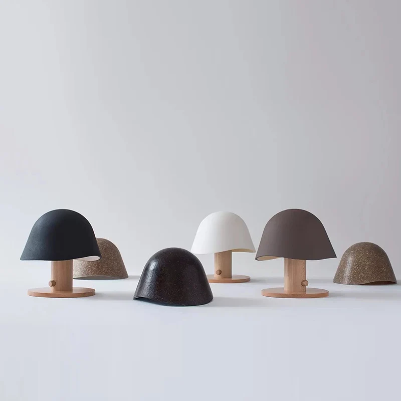 Moderne Tischlampe mit einzigartigem Schirmdesign