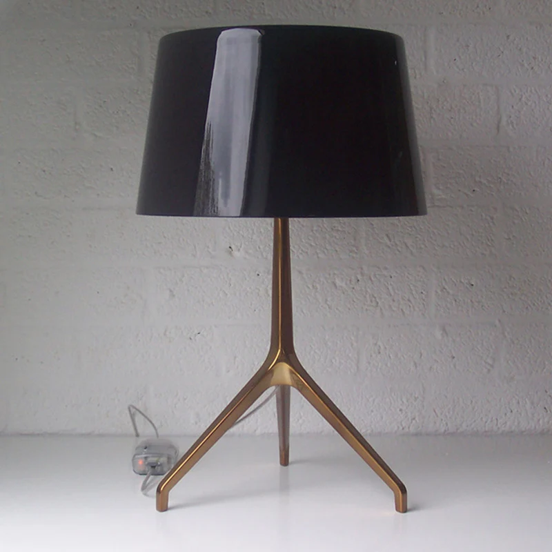 Moderne Tischlampe mit schlanker Metallbasis